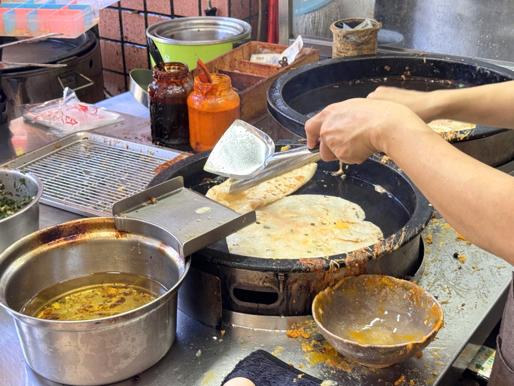 【漆蛋餅】台中水湳市場美食推薦,40年老字號手工粉漿蛋餅,泡菜蛋餅+炙燒雙起司必吃 @猴屁的異想世界 【漆蛋餅】台中水湳市場美食推薦,40年老字號手工粉漿蛋餅,泡菜蛋餅+炙燒雙起司必吃 @猴屁的異想世界
