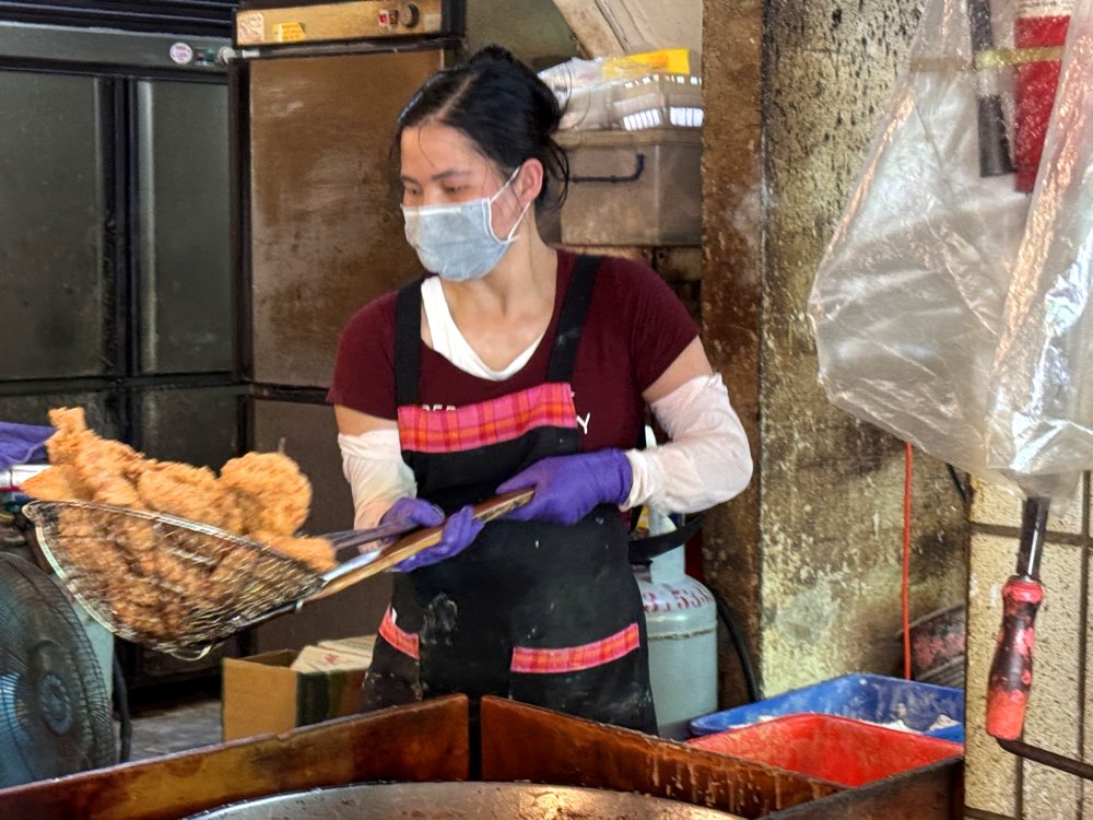 【黑冠炸雞】水湳市場超人氣排隊炸雞，現炸雞排、爆汁雞翅必吃，台中西屯美食推薦 @猴屁的異想世界