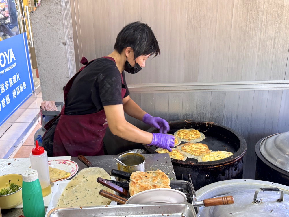 【集瀧塘豆漿】水湳市場超人氣排隊早餐店，爆汁鮮肉包、韭菜水煎包必吃，台中北屯早餐推薦 @猴屁的異想世界