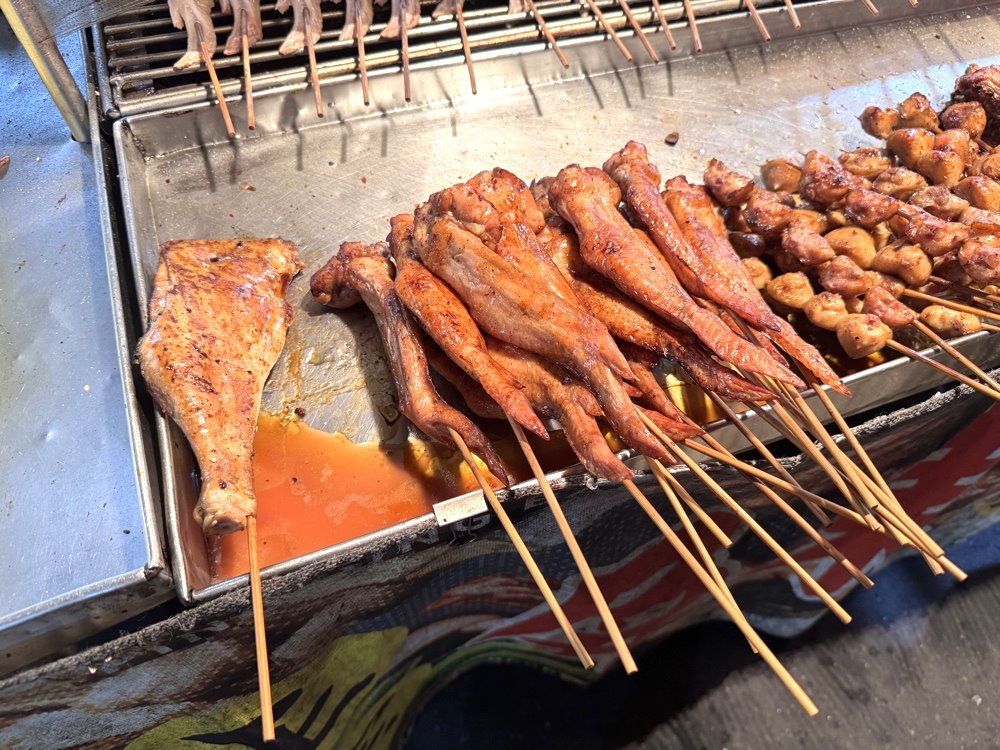 【正宗屏東烤肉】台中大慶夜市必吃美食，超人氣排隊串烤，炭香十足超涮嘴 @猴屁的異想世界
