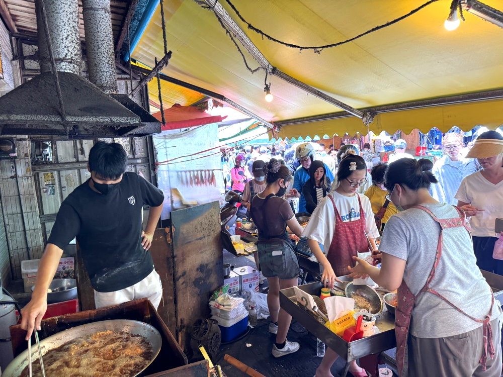 【黑冠炸雞】水湳市場超人氣排隊炸雞，現炸雞排、爆汁雞翅必吃，台中西屯美食推薦 @猴屁的異想世界