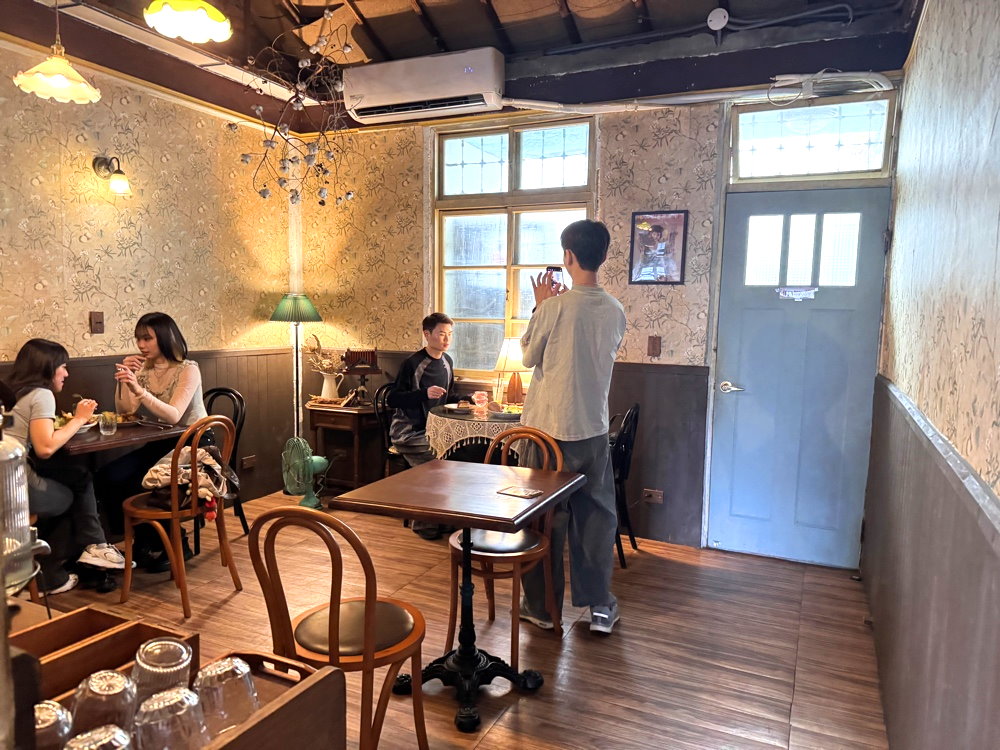 【Mook木可餐行】台中復古老宅人氣餐廳，脆皮豬肉、龍蝦早午餐必吃，寵物友善，西屯早午餐推薦 @猴屁的異想世界