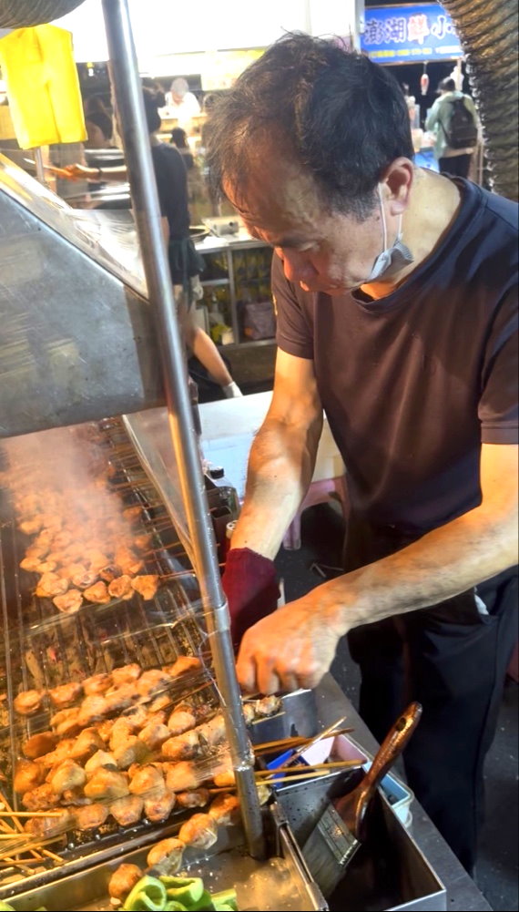 【正宗屏東烤肉】台中大慶夜市必吃美食，超人氣排隊串烤，炭香十足超涮嘴 @猴屁的異想世界
