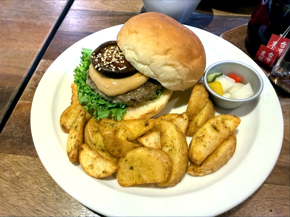 【田樂公正小巷店】台中老宅人氣早午餐，手打牛肉堡＋唐揚雞咖哩飯必吃，西區美食推薦 @猴屁的異想世界
