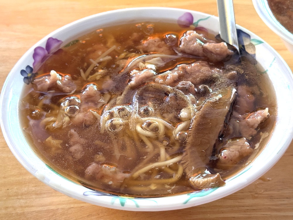 【新港香菇肉羹】台中超人氣排隊小吃,扎實肉羹+濃郁香菇香氣只要60元,水湳市場美食推薦 @猴屁的異想世界 【新港香菇肉羹】台中超人氣排隊小吃,扎實肉羹+濃郁香菇香氣只要60元,水湳市場美食推薦 @猴屁的異想世界
