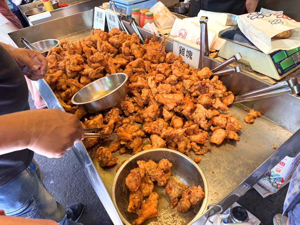 【黑冠炸雞】水湳市場超人氣排隊炸雞，現炸雞排、爆汁雞翅必吃，台中西屯美食推薦 @猴屁的異想世界