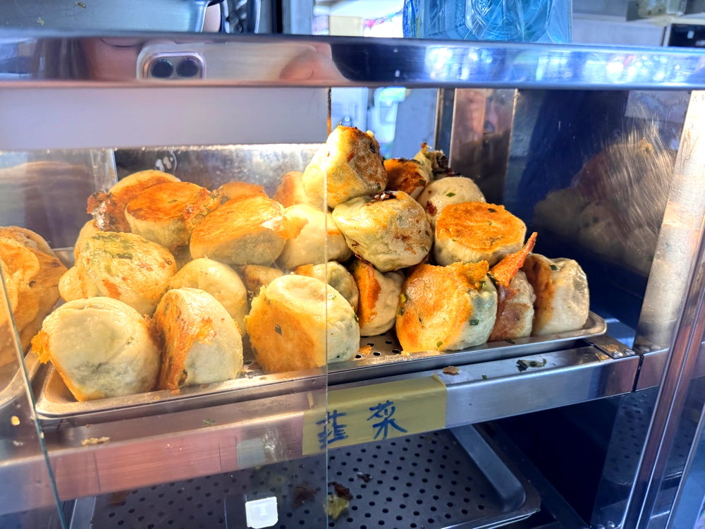 【集瀧塘豆漿】水湳市場超人氣排隊早餐店，爆汁鮮肉包、韭菜水煎包必吃，台中北屯早餐推薦 @猴屁的異想世界