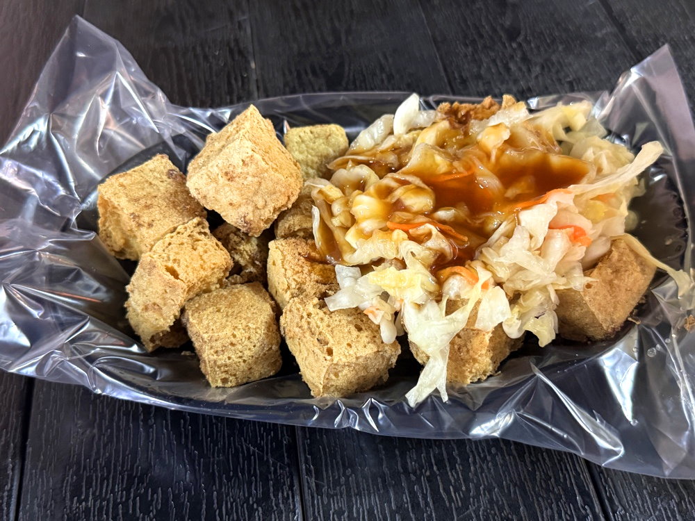 【痴歐臭臭豆腐】文青風餐車臭豆腐，紅茶喝到飽超人氣宵夜，台南武聖夜市美食推薦