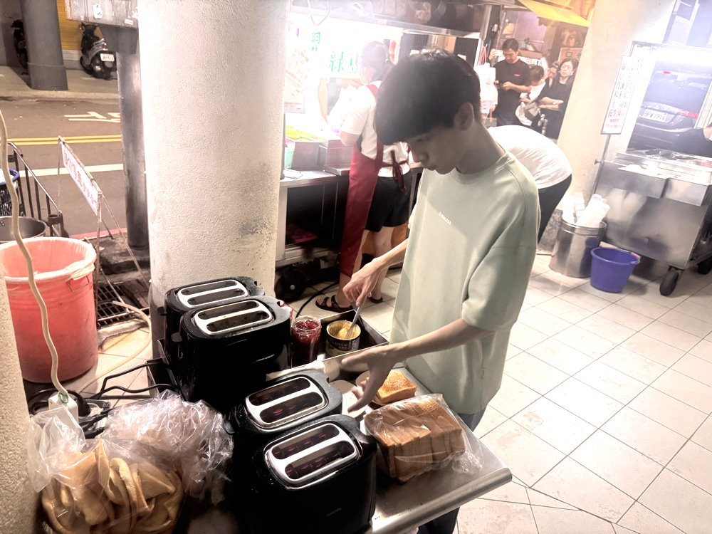 【阿斗伯冷凍芋】第二市場超人氣排隊宵夜,冷凍芋+烤土司必吃,台中成功路美食推薦 @猴屁的異想世界 【阿斗伯冷凍芋】第二市場超人氣排隊宵夜,冷凍芋+烤土司必吃,台中成功路美食推薦 @猴屁的異想世界