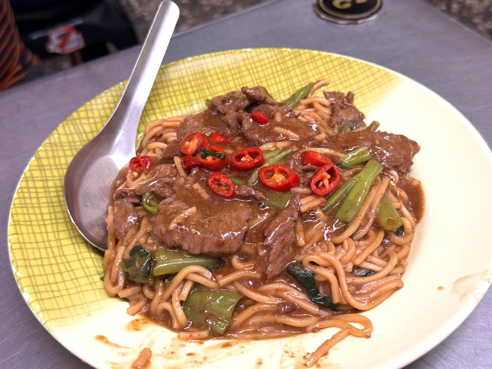【牛肉宋】中華路夜市超人氣排隊宵夜，沙茶炒牛肉燴飯必吃，台中中區美食推薦 @猴屁的異想世界