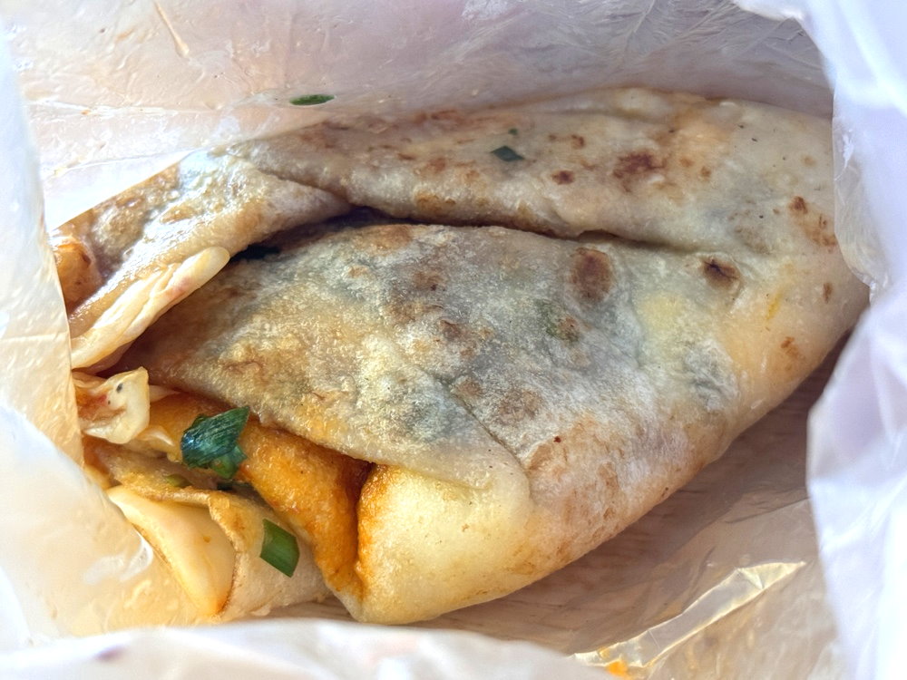 【漆蛋餅】台中水湳市場美食推薦,40年老字號手工粉漿蛋餅,泡菜蛋餅+炙燒雙起司必吃 @猴屁的異想世界 【漆蛋餅】台中水湳市場美食推薦,40年老字號手工粉漿蛋餅,泡菜蛋餅+炙燒雙起司必吃 @猴屁的異想世界