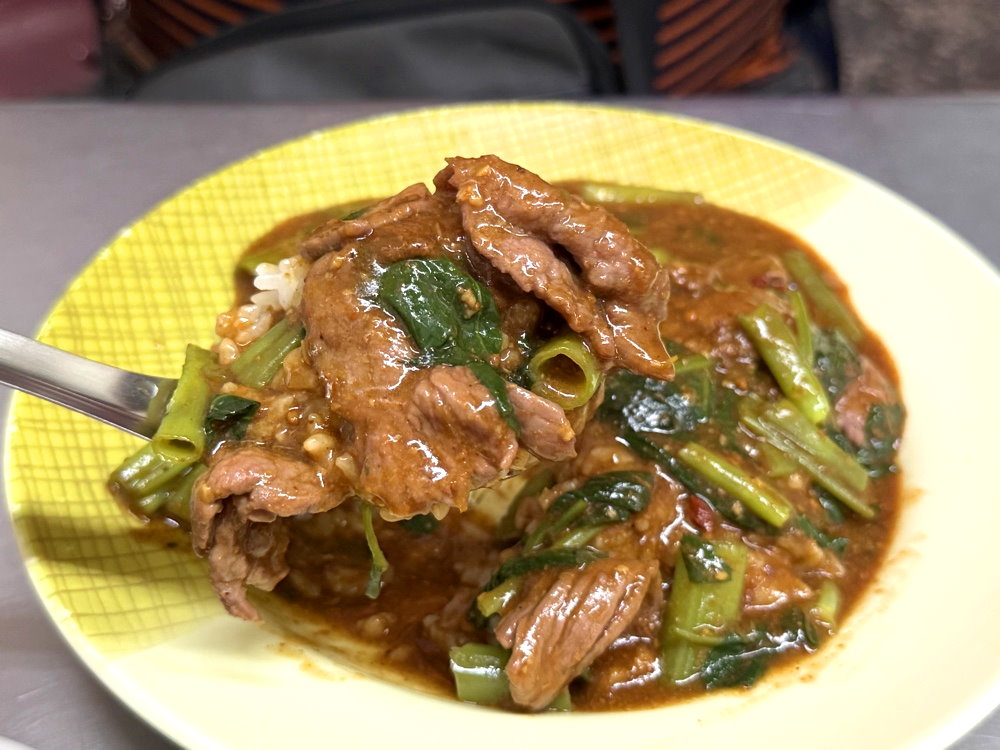 【牛肉宋】中華路夜市超人氣排隊宵夜，沙茶炒牛肉燴飯必吃，台中中區美食推薦 @猴屁的異想世界