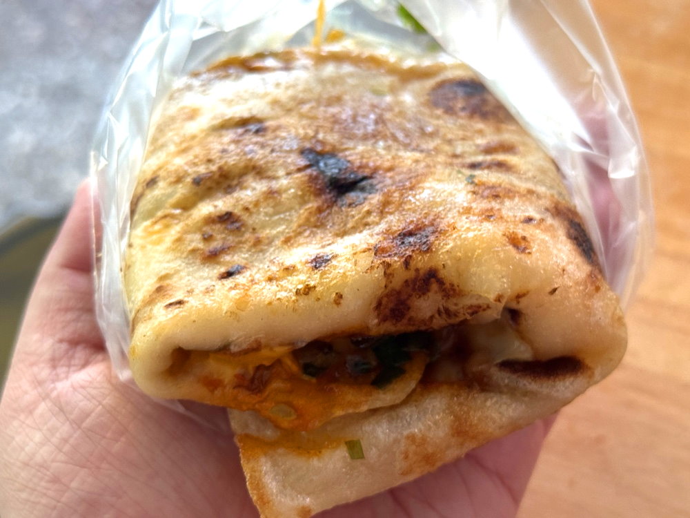 【漆蛋餅】台中水湳市場美食推薦,40年老字號手工粉漿蛋餅,泡菜蛋餅+炙燒雙起司必吃 @猴屁的異想世界 【漆蛋餅】台中水湳市場美食推薦,40年老字號手工粉漿蛋餅,泡菜蛋餅+炙燒雙起司必吃 @猴屁的異想世界