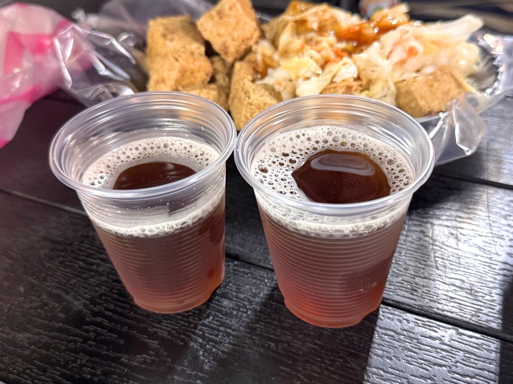 【痴歐臭臭豆腐】文青風餐車臭豆腐，紅茶喝到飽超人氣宵夜，台南武聖夜市美食推薦 @猴屁的異想世界