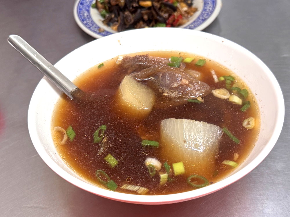 【牛肉宋】中華路夜市超人氣排隊宵夜，沙茶炒牛肉燴飯必吃，台中中區美食推薦 @猴屁的異想世界