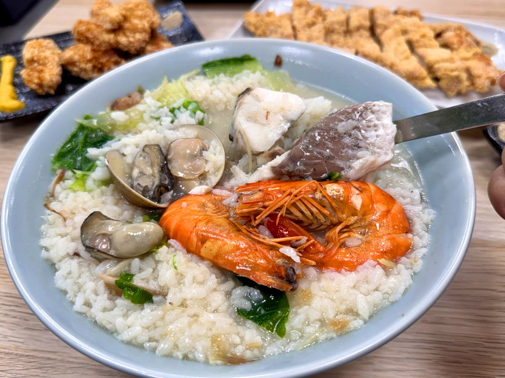 【粥粥爆料】台中西屯宵夜推薦，爆量海鮮粥料多到滿出來，蚵仔滷肉飯＋超大雞排必吃 @猴屁的異想世界