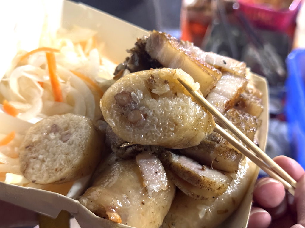 【胖子修行動餐車】台中神出鬼沒排隊餐車，炭烤花生大腸＋鹹豬肉必吃，免費小菜夾到滿！ @猴屁的異想世界