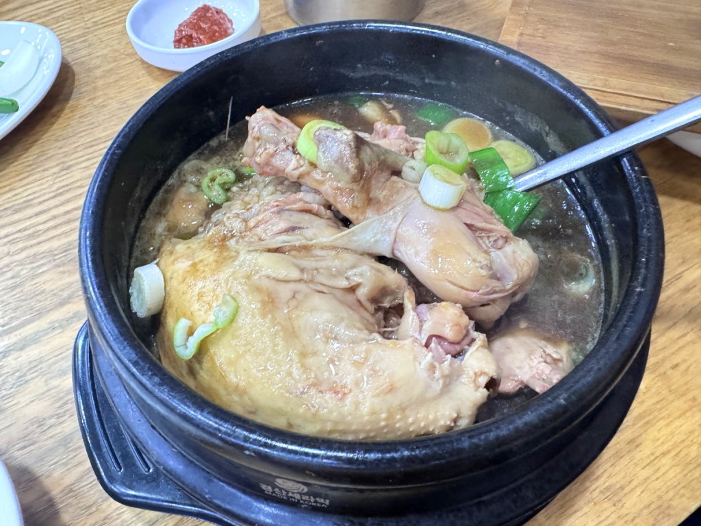 首爾弘大美食｜百年土種蔘雞湯，米其林推薦30年老店！整隻人蔘雞、黑蒜蔘雞湯必吃