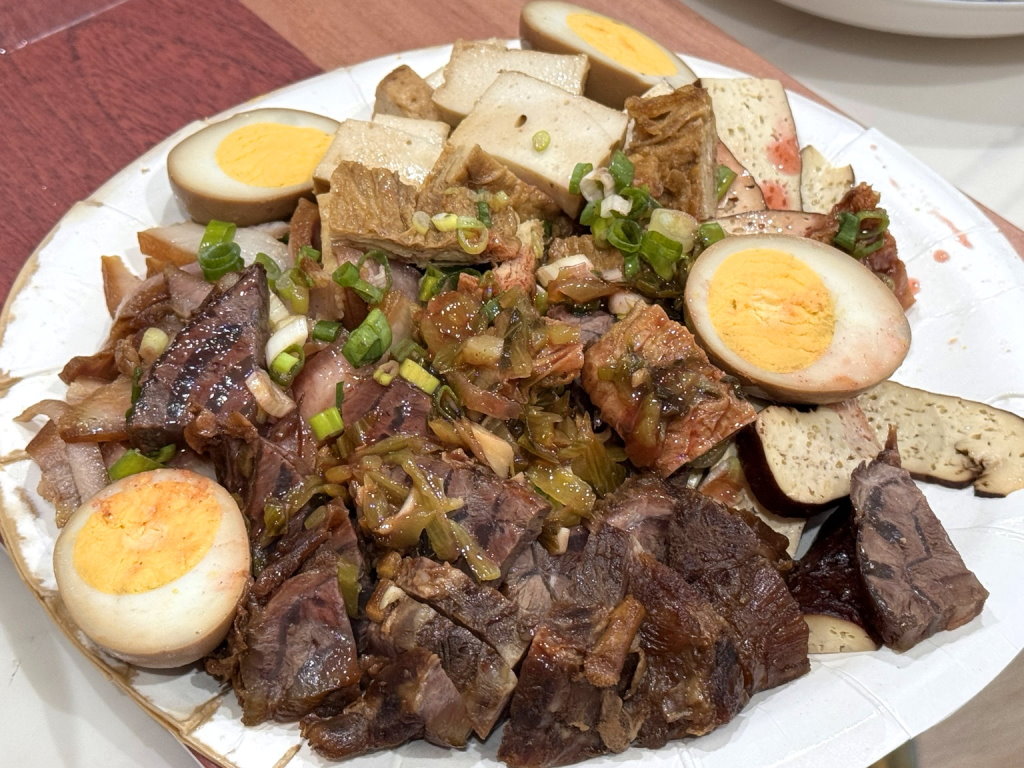 【南北小吃】台中水湳市場60年老店!超大份炒飯、熗鍋麵必吃,滷味便宜又好吃,北屯美食 @猴屁的異想世界 【南北小吃】台中水湳市場60年老店!超大份炒飯、熗鍋麵必吃,滷味便宜又好吃,北屯美食 @猴屁的異想世界