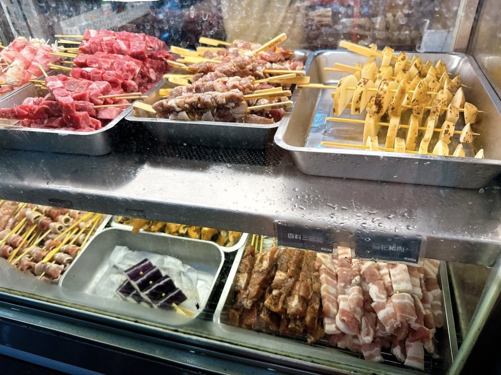 【路邊烤肉台中精誠店】台中串燒推薦,60種炭烤串燒26元起,西區宵夜聚餐必吃 @猴屁的異想世界 【路邊烤肉台中精誠店】台中串燒推薦,60種炭烤串燒26元起,西區宵夜聚餐必吃 @猴屁的異想世界