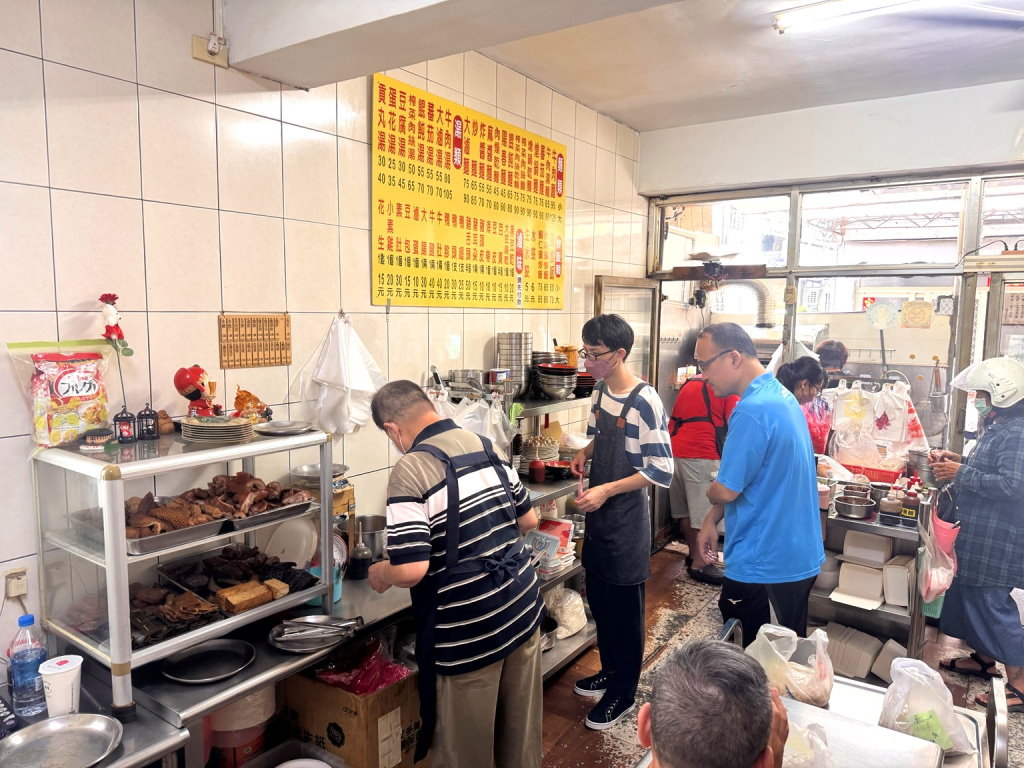 【南北小吃】台中水湳市場60年老店!超大份炒飯、熗鍋麵必吃,滷味便宜又好吃,北屯美食 @猴屁的異想世界 【南北小吃】台中水湳市場60年老店!超大份炒飯、熗鍋麵必吃,滷味便宜又好吃,北屯美食 @猴屁的異想世界