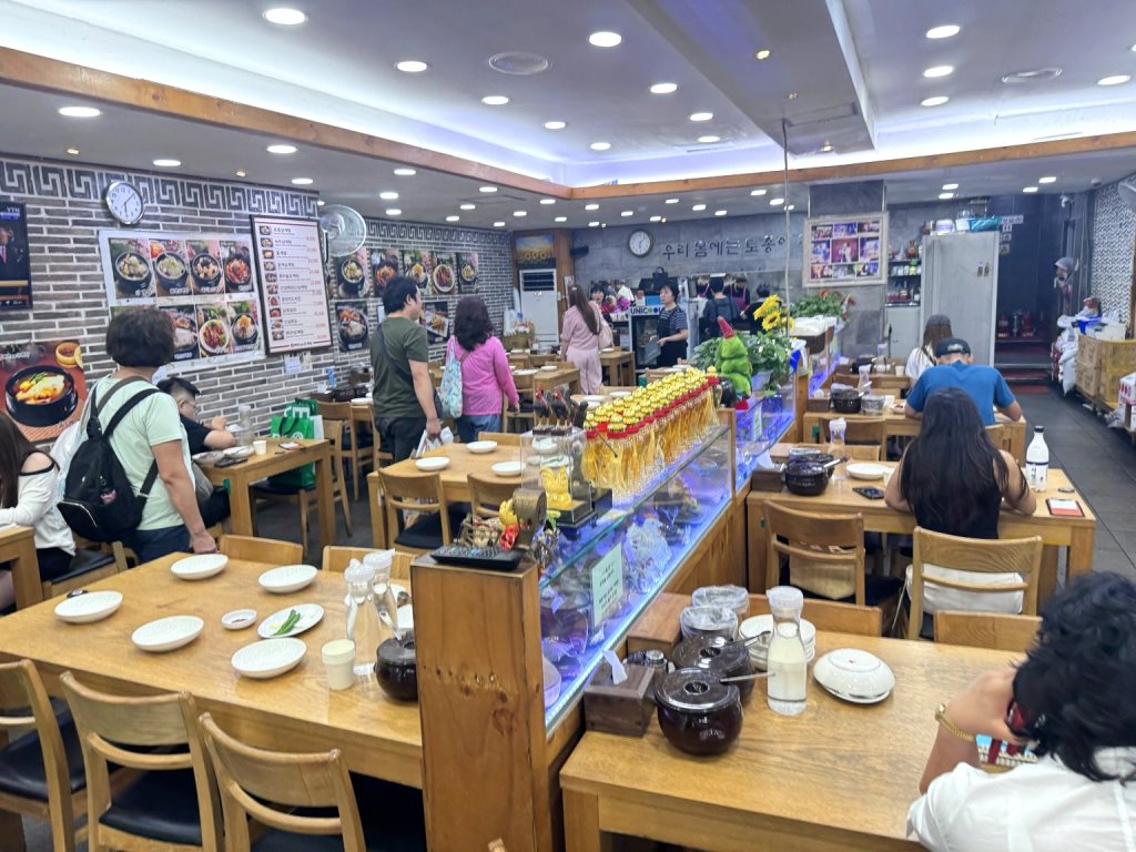 首爾弘大美食｜百年土種蔘雞湯，米其林推薦30年老店！整隻人蔘雞、黑蒜蔘雞湯必吃 @猴屁的異想世界