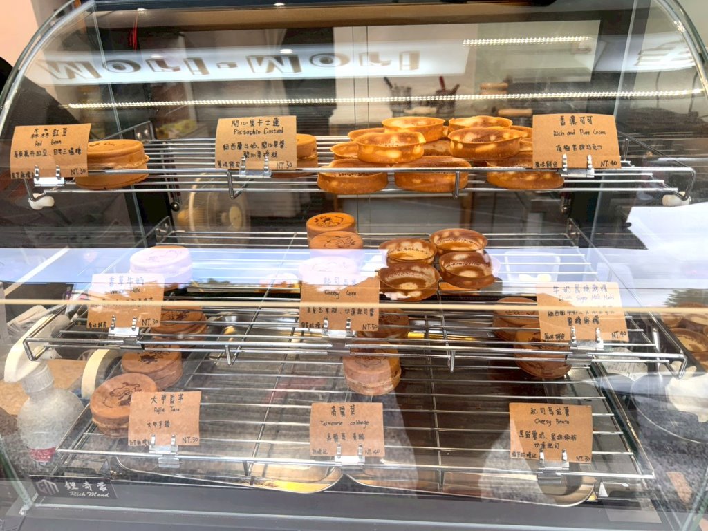 【森森車輪餅手作坊】台中逢甲車輪餅推薦!爆餡冰心卡士達、鹹甜口味超過10種,還有超萌店貓 @猴屁的異想世界 【森森車輪餅手作坊】台中逢甲車輪餅推薦!爆餡冰心卡士達、鹹甜口味超過10種,還有超萌店貓 @猴屁的異想世界