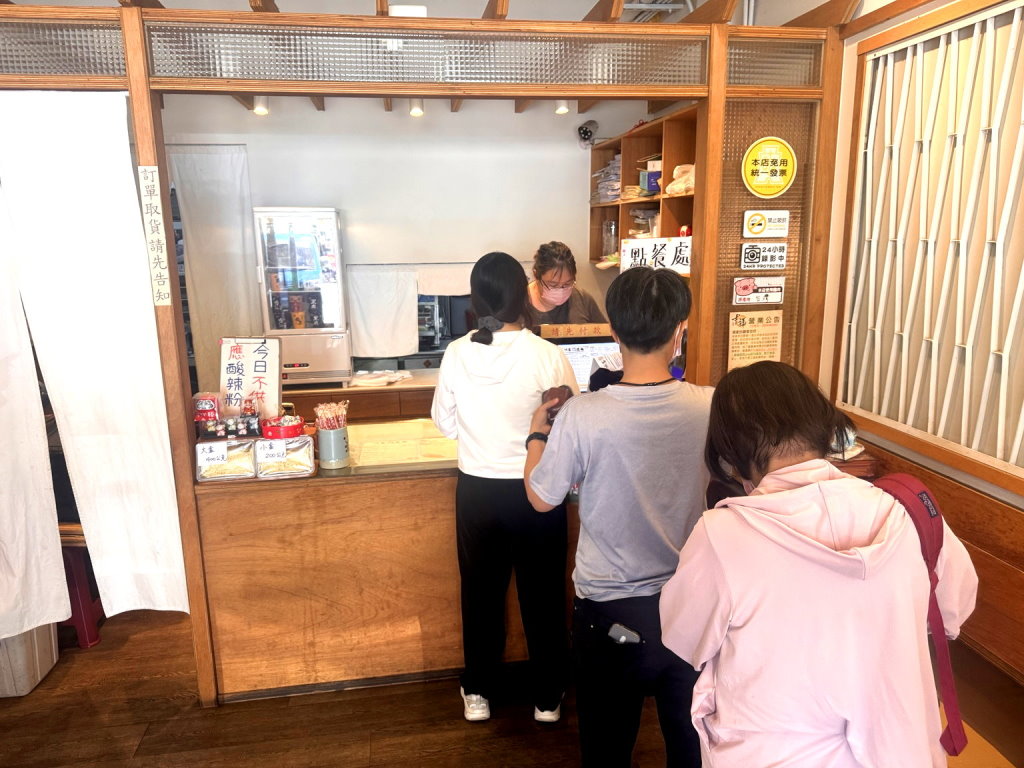 【何家吉祥涼麵】台中超強涼麵,招牌堅果麻醬涼麵必點!每日售完為止,生意超好大排隊,台中北屯美食| @猴屁的異想世界 【何家吉祥涼麵】台中超強涼麵,招牌堅果麻醬涼麵必點!每日售完為止,生意超好大排隊,台中北屯美食| @猴屁的異想世界