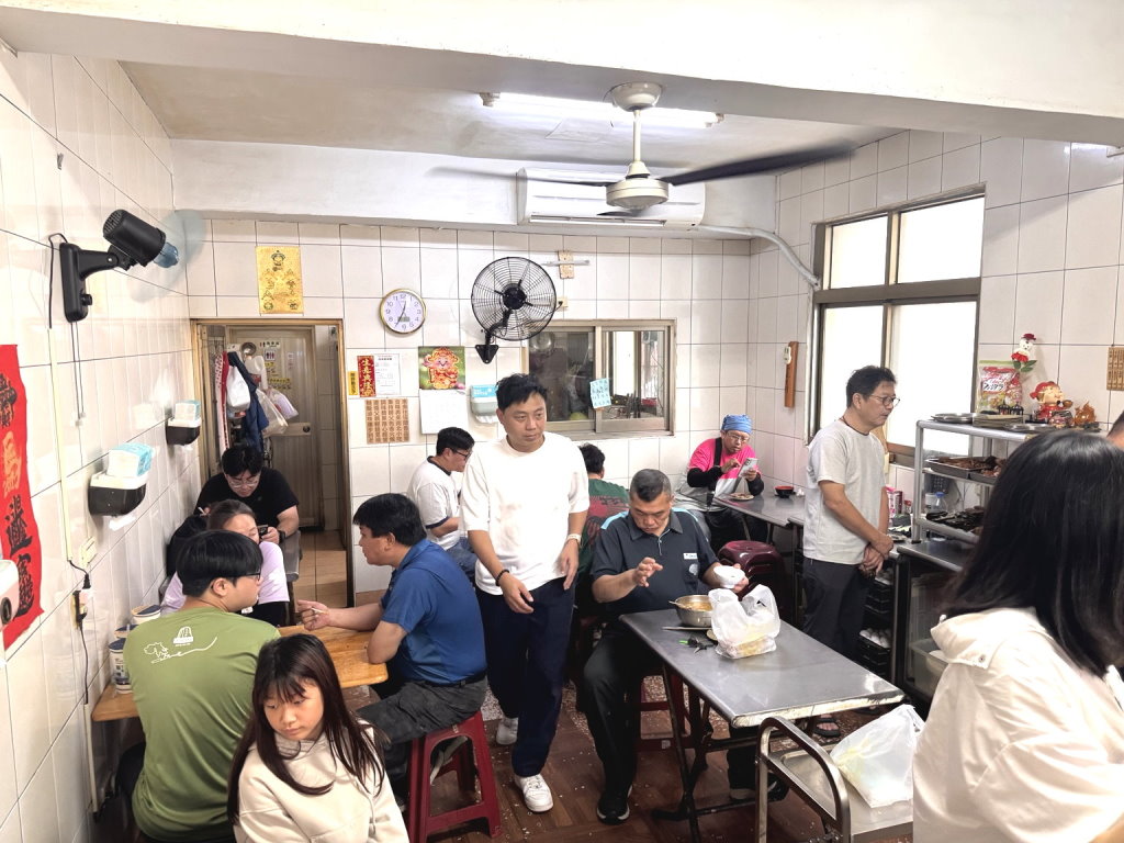 【南北小吃】台中水湳市場60年老店!超大份炒飯、熗鍋麵必吃,滷味便宜又好吃,北屯美食 @猴屁的異想世界 【南北小吃】台中水湳市場60年老店!超大份炒飯、熗鍋麵必吃,滷味便宜又好吃,北屯美食 @猴屁的異想世界