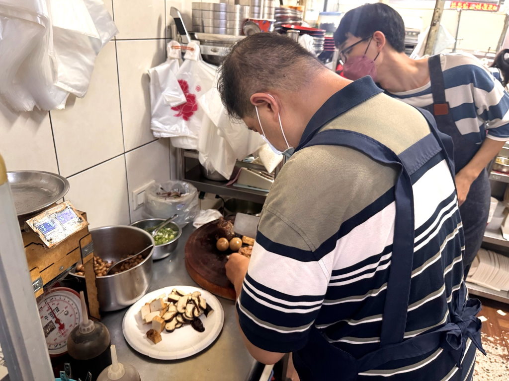 【南北小吃】台中水湳市場60年老店!超大份炒飯、熗鍋麵必吃,滷味便宜又好吃,北屯美食 @猴屁的異想世界 【南北小吃】台中水湳市場60年老店!超大份炒飯、熗鍋麵必吃,滷味便宜又好吃,北屯美食 @猴屁的異想世界