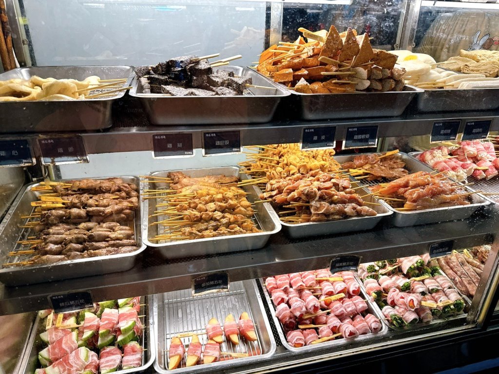 【路邊烤肉台中精誠店】台中串燒推薦,60種炭烤串燒26元起,西區宵夜聚餐必吃 @猴屁的異想世界 【路邊烤肉台中精誠店】台中串燒推薦,60種炭烤串燒26元起,西區宵夜聚餐必吃 @猴屁的異想世界