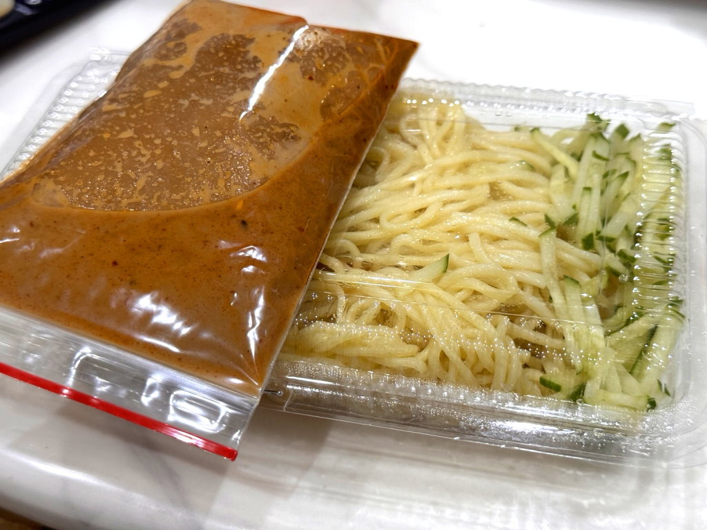 【西屯涼麵】台中麻辣涼麵只要60元，Q彈麵條香麻夠味，銅板價必吃，西屯美食推薦 @猴屁的異想世界