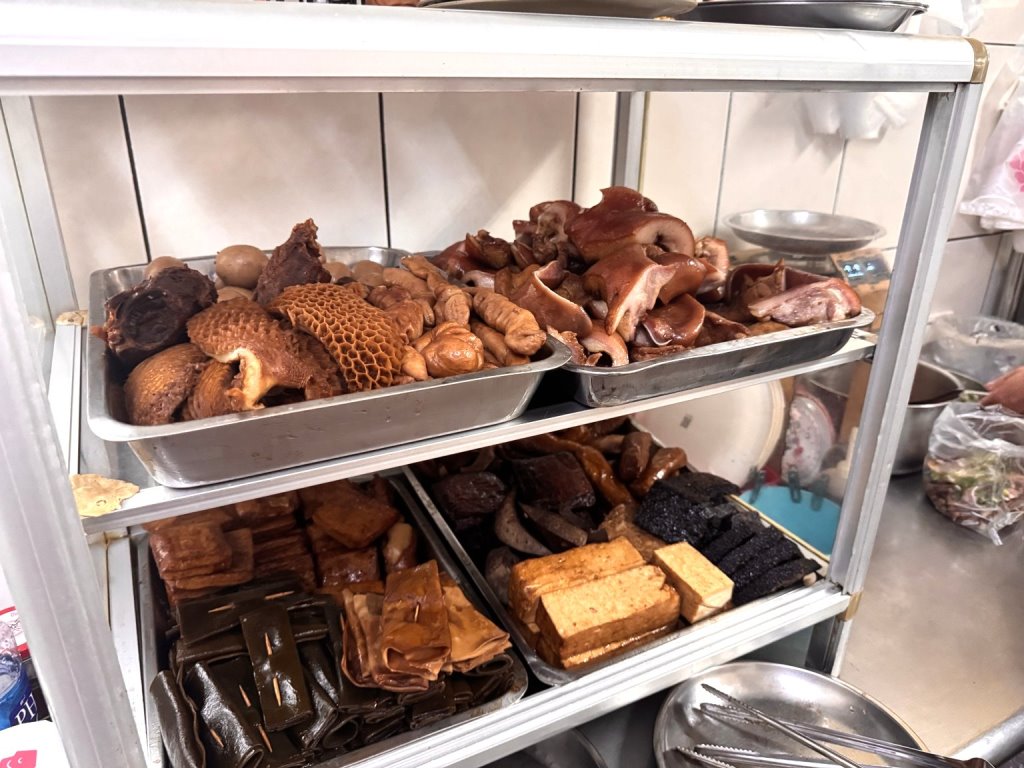【南北小吃】台中水湳市場60年老店!超大份炒飯、熗鍋麵必吃,滷味便宜又好吃,北屯美食 @猴屁的異想世界 【南北小吃】台中水湳市場60年老店!超大份炒飯、熗鍋麵必吃,滷味便宜又好吃,北屯美食 @猴屁的異想世界
