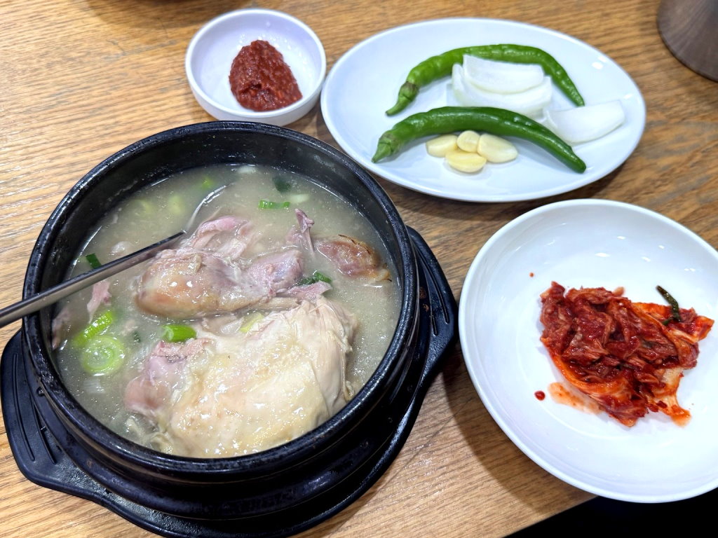 首爾弘大美食｜百年土種蔘雞湯，米其林推薦30年老店！整隻人蔘雞、黑蒜蔘雞湯必吃 @猴屁的異想世界