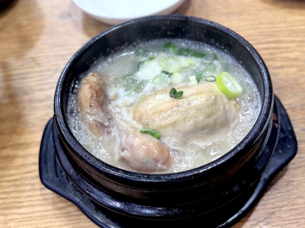 首爾弘大美食｜百年土種蔘雞湯，米其林推薦30年老店！整隻人蔘雞、黑蒜蔘雞湯必吃 @猴屁的異想世界