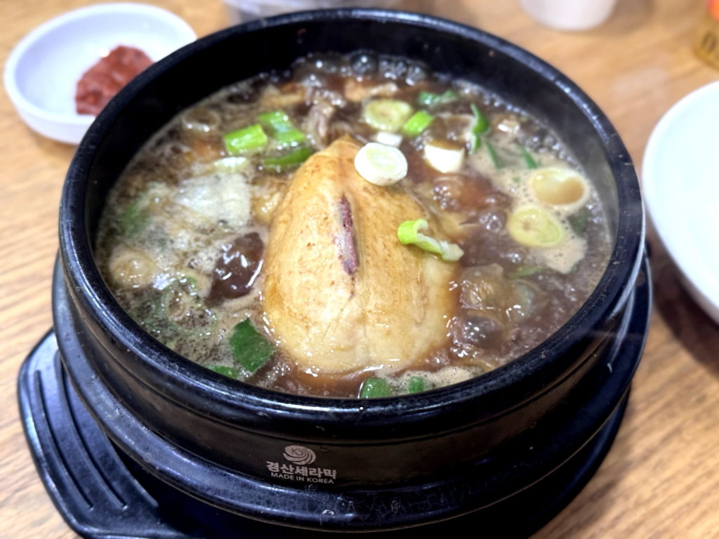 首爾弘大美食｜百年土種蔘雞湯，米其林推薦30年老店！整隻人蔘雞、黑蒜蔘雞湯必吃 @猴屁的異想世界