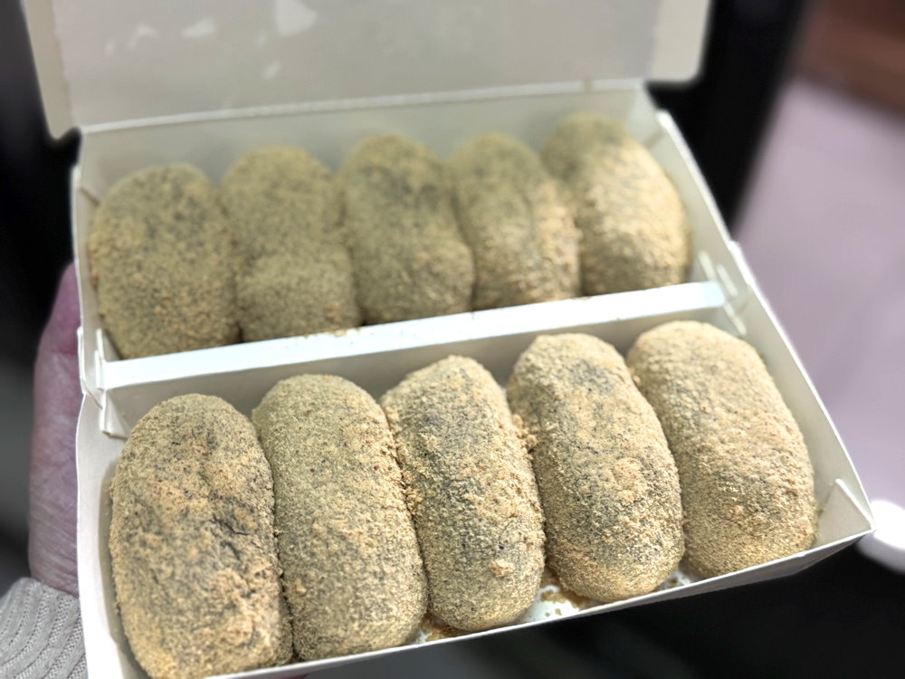 【洪記草屯麻糬】台中古早味手工麻糬必吃，紅豆芝麻內餡、花生粉香氣十足，南區美食推薦 @猴屁的異想世界