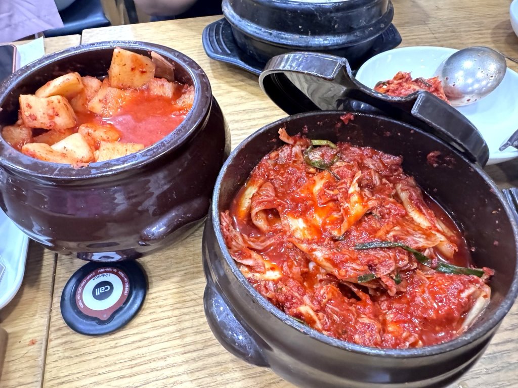 首爾弘大美食｜百年土種蔘雞湯，米其林推薦30年老店！整隻人蔘雞、黑蒜蔘雞湯必吃 @猴屁的異想世界