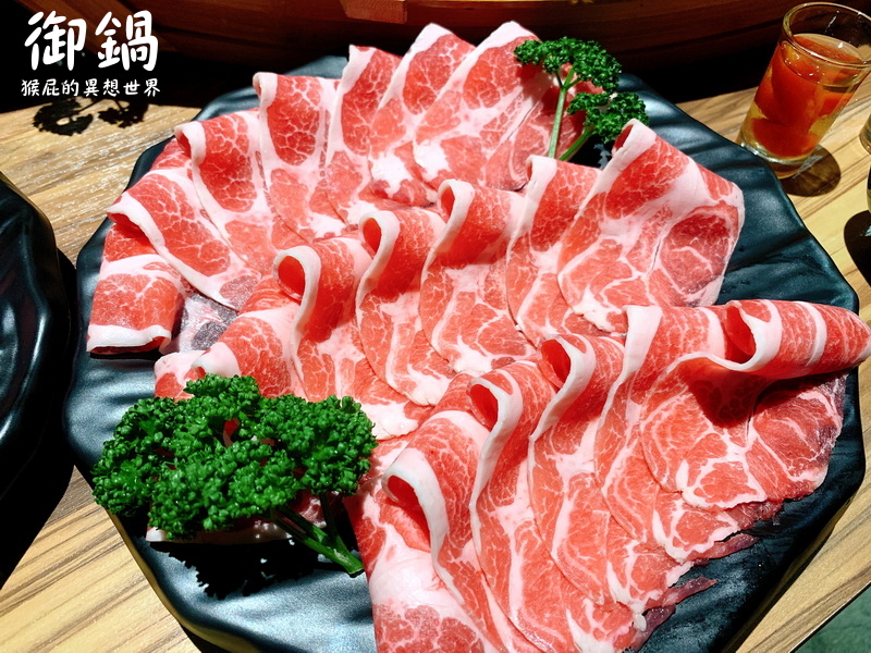 御鍋黑毛和牛精緻幸福鍋物|東區火鍋店,雙人豪華海陸套餐超彭湃,環境優適合聚餐 @猴屁的異想世界 御鍋黑毛和牛精緻幸福鍋物|東區火鍋店,雙人豪華海陸套餐超彭湃,環境優適合聚餐 @猴屁的異想世界
