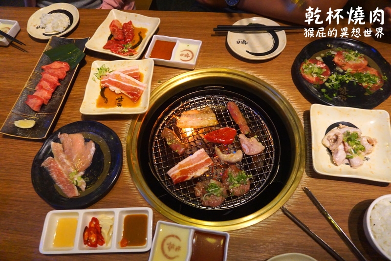 乾杯燒肉 ATT4FUN 店｜台北信義燒肉餐廳，超酷燒肉蛋糕只送不賣，台北慶生聚餐推薦 @猴屁的異想世界