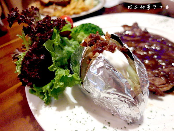 FORKERS佛客漢堡｜台北東區餐廳，20歲生日慶生的回憶，牛排、漢堡好吃 @猴屁的異想世界