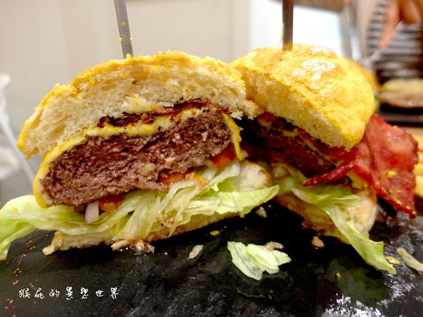 【台中一中街】超酷波蘿麵包漢堡What&#8217;s burger！吃了會想念的好味道！ @猴屁的異想世界