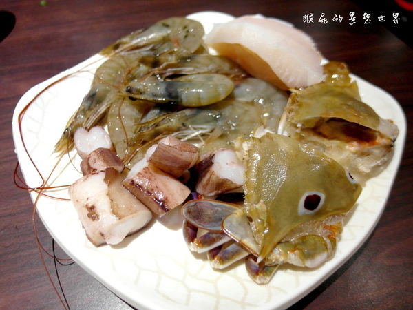 火龍島極品火鍋｜台北火鍋吃到飽，CP值超高海鮮超威麻辣鍋 @猴屁的異想世界
