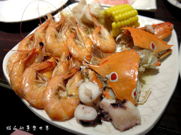 火龍島極品火鍋｜台北火鍋吃到飽，CP值超高海鮮超威麻辣鍋 @猴屁的異想世界