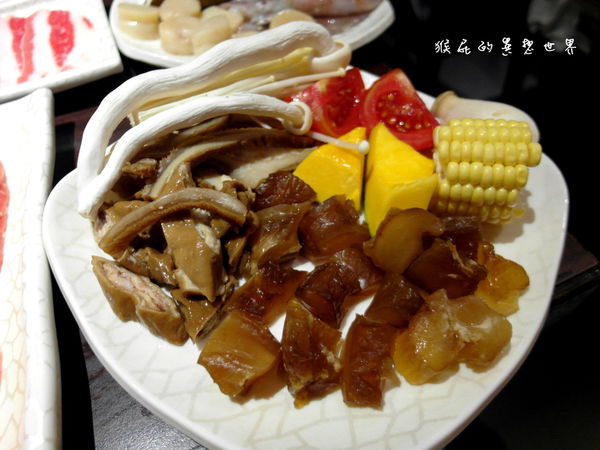火龍島極品火鍋｜台北火鍋吃到飽，CP值超高海鮮超威麻辣鍋 @猴屁的異想世界