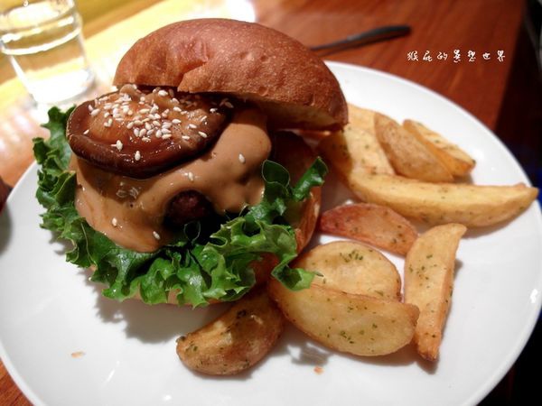【台中西區】田樂一店For Farm Burger(102巷店)！食尚玩家推薦老房子裡的漢堡！ @猴屁的異想世界