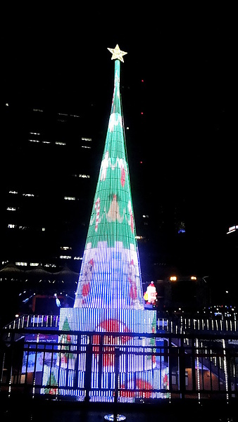 新北耶誕城｜板橋景點推薦，新北市政府夢幻聖誕城，耶誕樹點燈倒數一天 @猴屁的異想世界