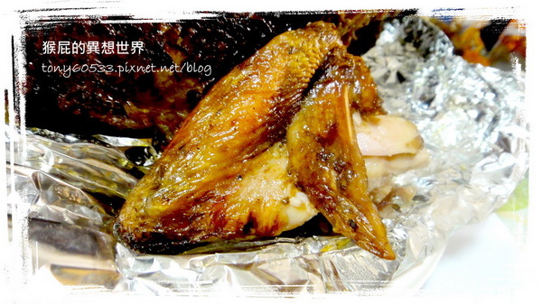艋舺烤雞工坊｜台北西門町烤雞，新鮮出爐超大隻烤雞，鮮嫩多汁裡面還有包料 @猴屁的異想世界