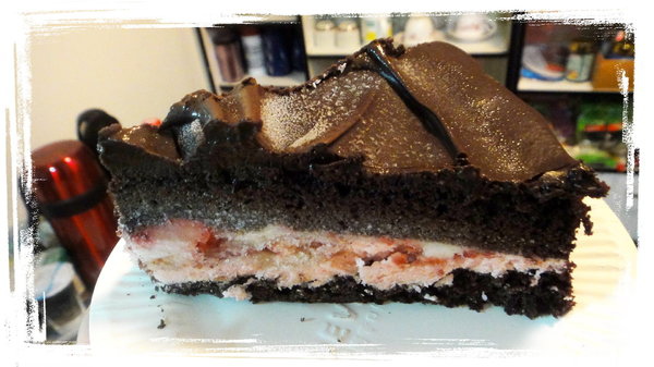 D2惡魔蛋糕｜台中生日蛋糕推薦，香濃巧克力加上草莓蛋糕太邪惡 @猴屁的異想世界