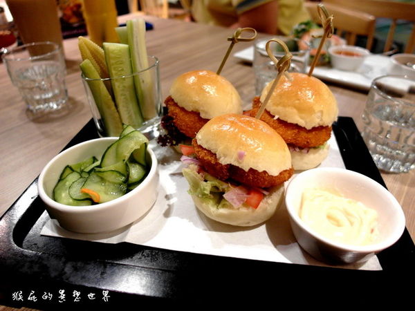 小湯匙越式料理｜台北京站美食，不限時異國料理，越式鮮蝦小漢堡很可愛 @猴屁的異想世界